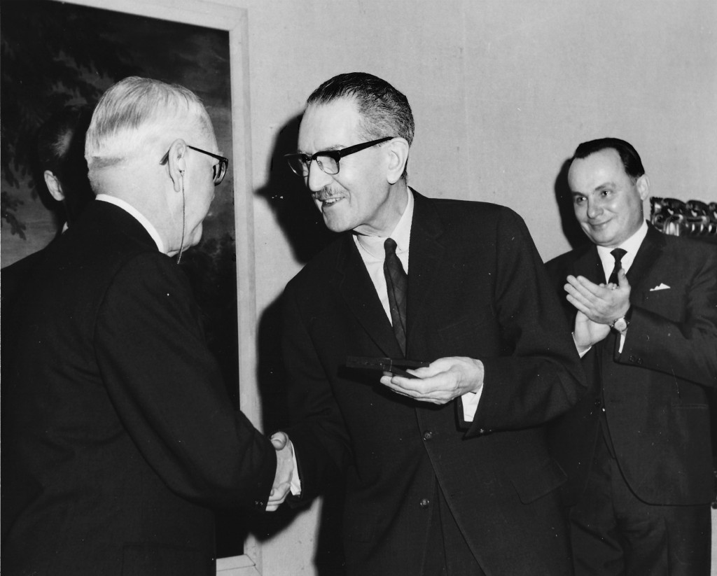 L'historien de l'art Gérard Morisset reçoit la médaille des Dix 1965  de la part de Gérard Malchelosse, secrétaire des Dix. À droite: Guy Viau, directeur du Musée du Québec